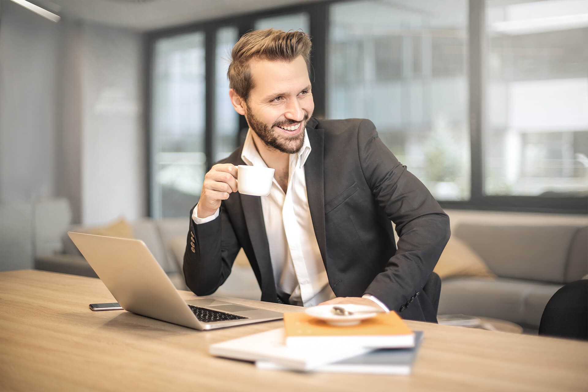 4 Ways a Professional Headshot Can Help You Book Your Dream Job — Guide