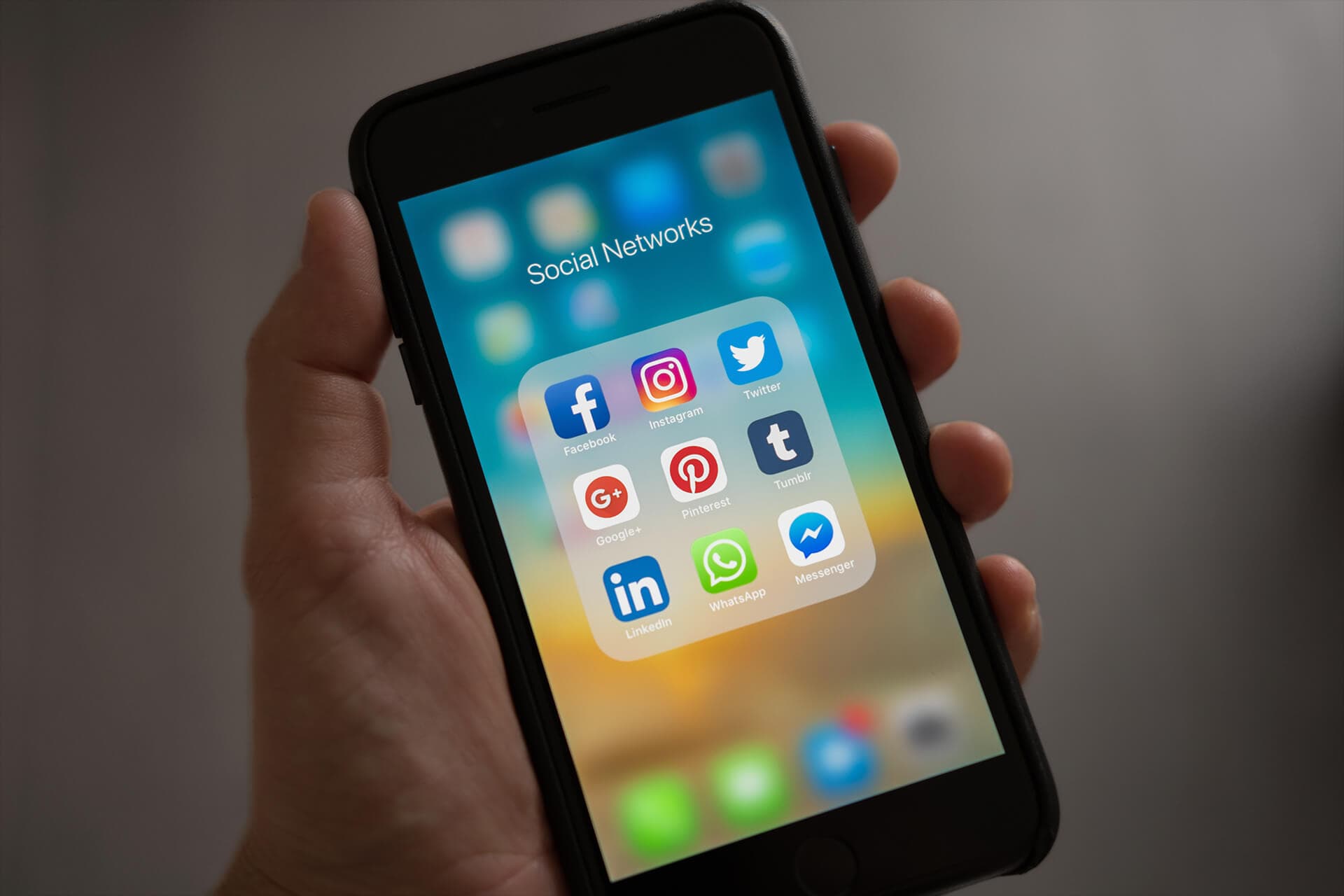 How to Choose the Right LinkedIn Photo — Our Guide